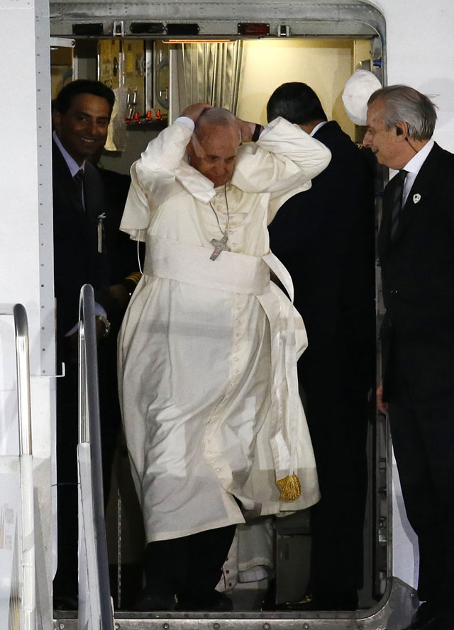 Pope and his missing skullcap! (Cr: Rappler)