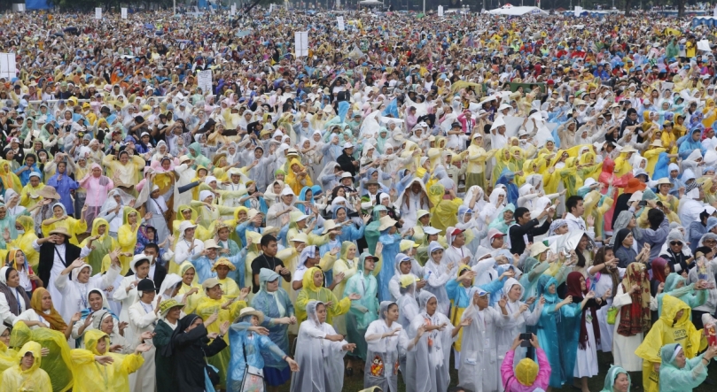 record-breaking-crowd-popes-sunday-mass